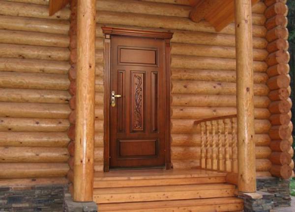 Деревянная дверь в коттедже в Котельниках