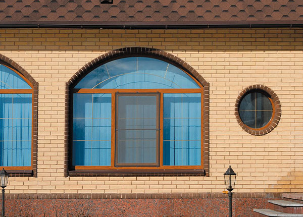 Остекление коттеджа деревянными арочными окнами в Котельниках
