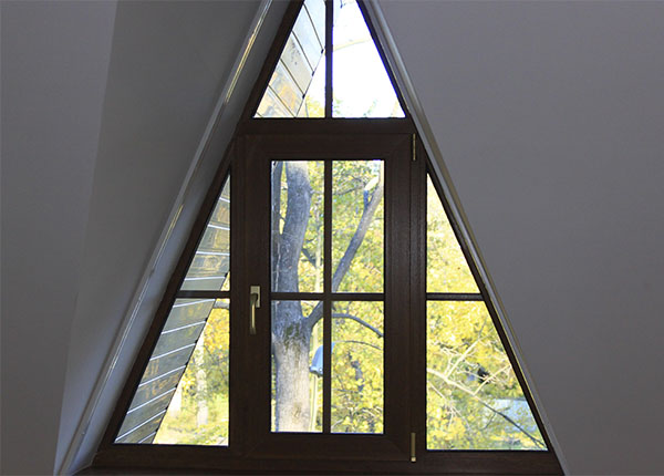 Остекление нестандартными окнами дачи в Котельниках